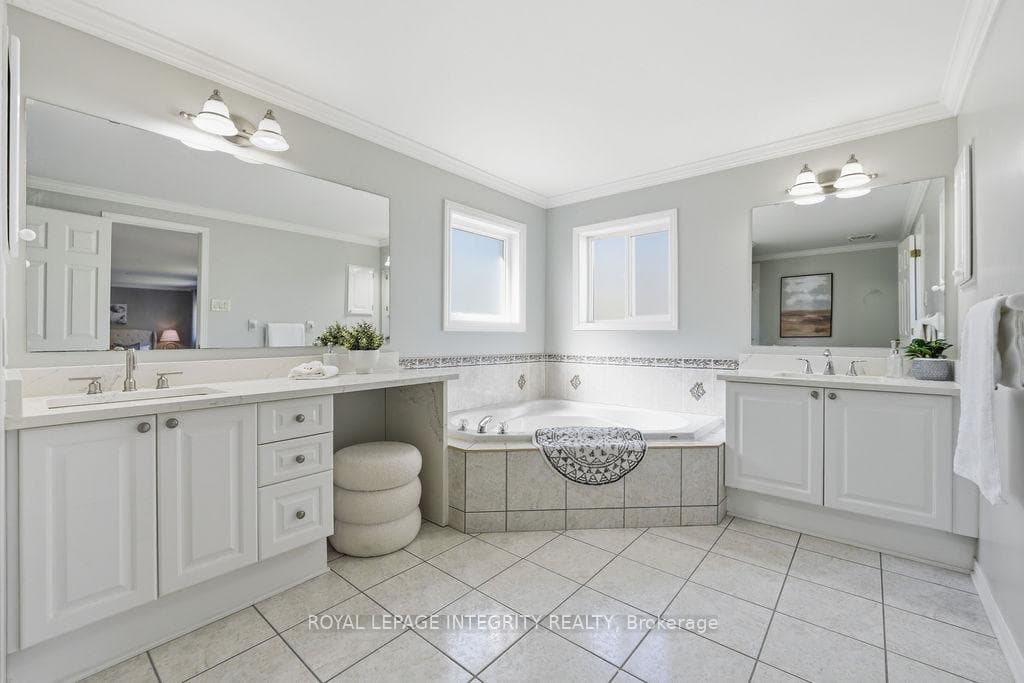 185 INSMILL Crescent photo 37