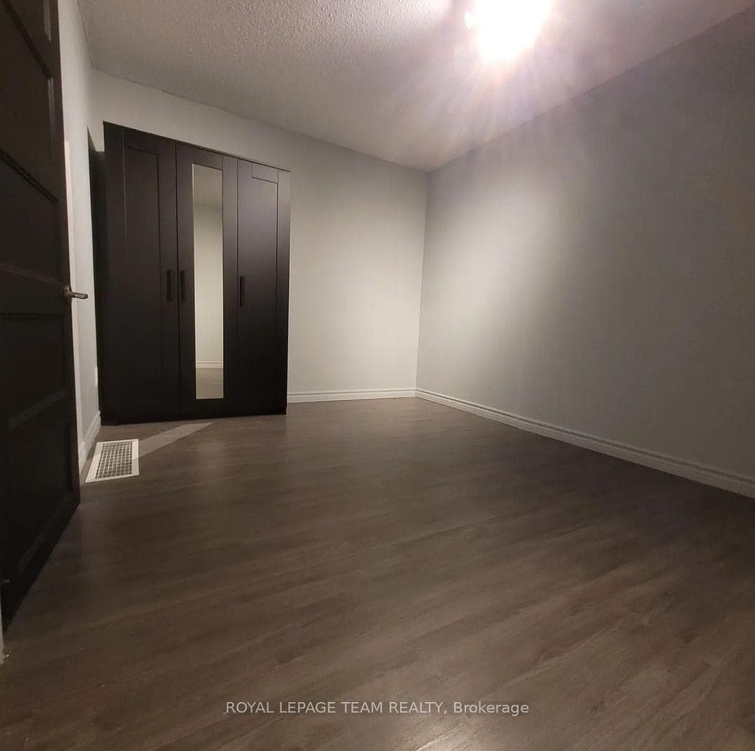 1008 ST. LAURENT Boulevard photo 11