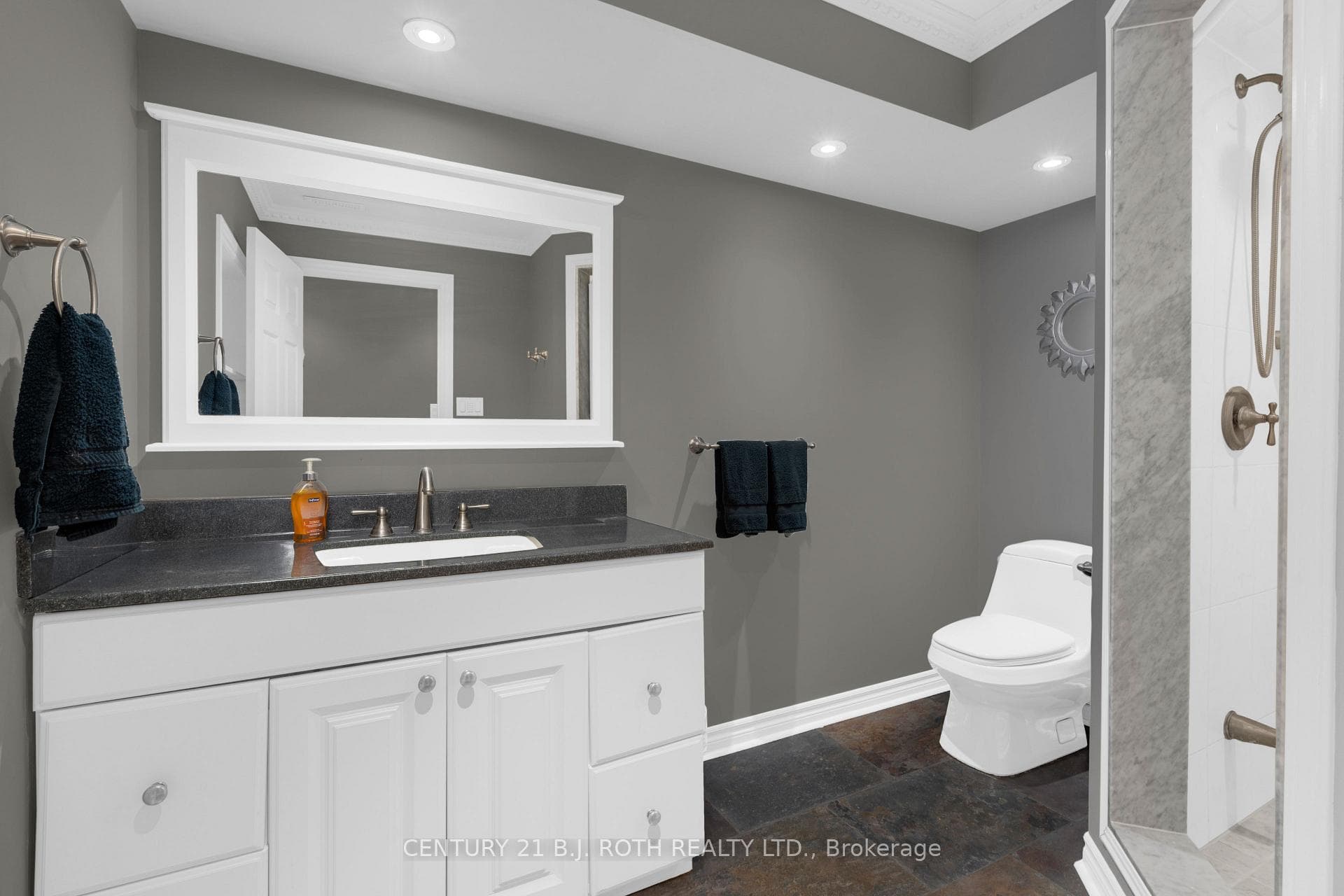 360 Codrington Street photo 42