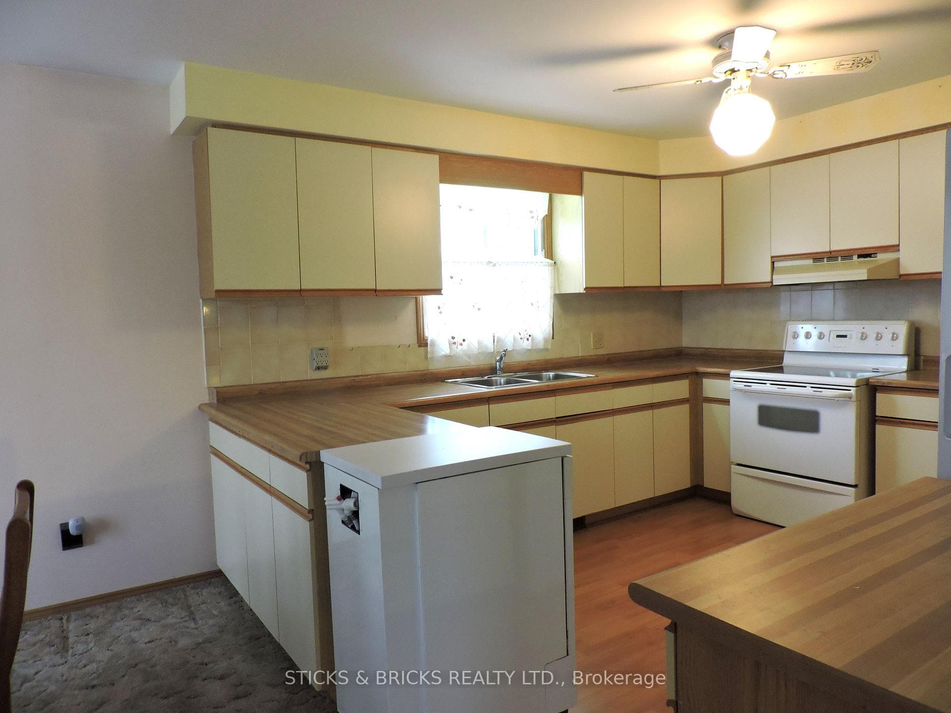7740 Chorozy Street photo 8
