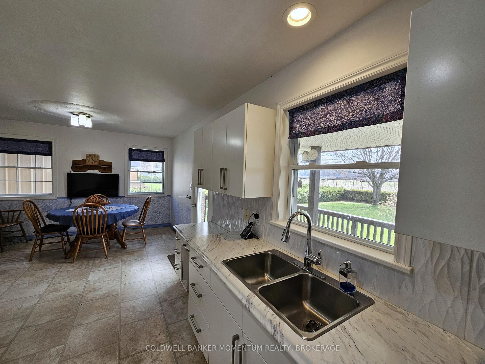 Eat-in Kitchen with double sinks