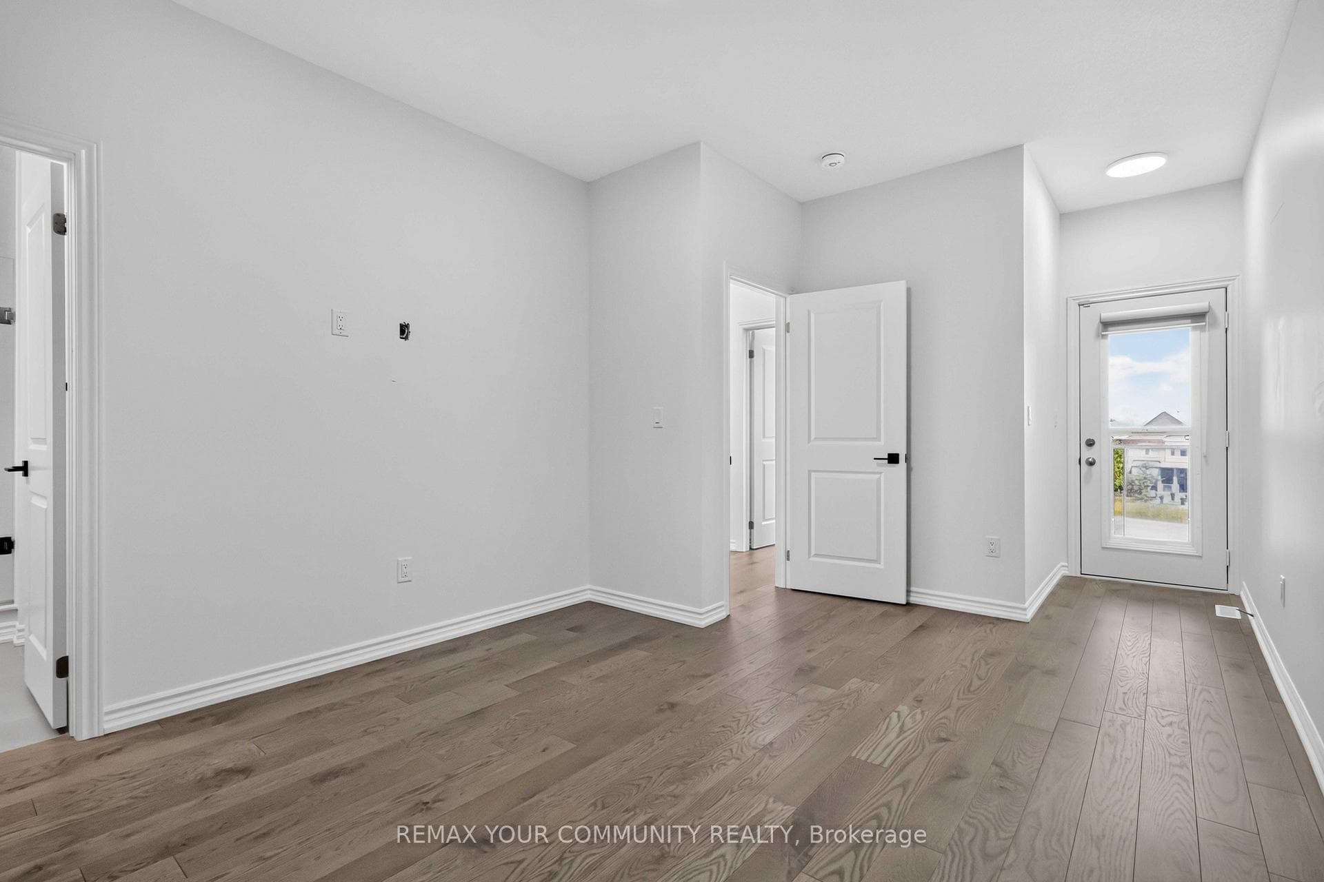92 Holyrood Crescent photo 29