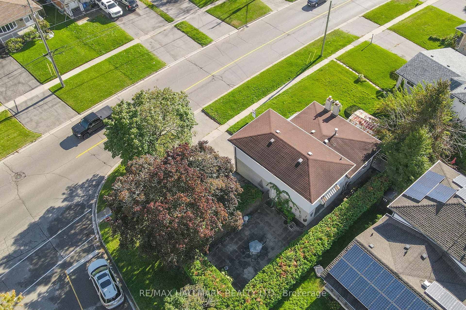 690 Adelaide Avenue photo 30