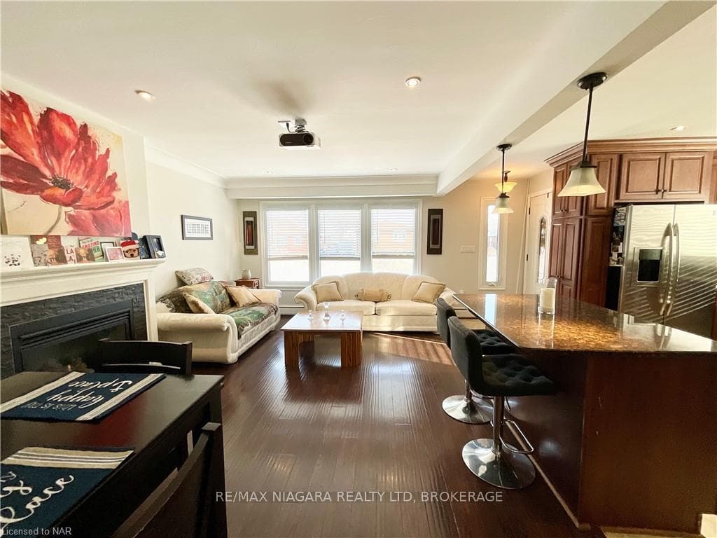 136 CLARKE Street Unit UPPER photo 2