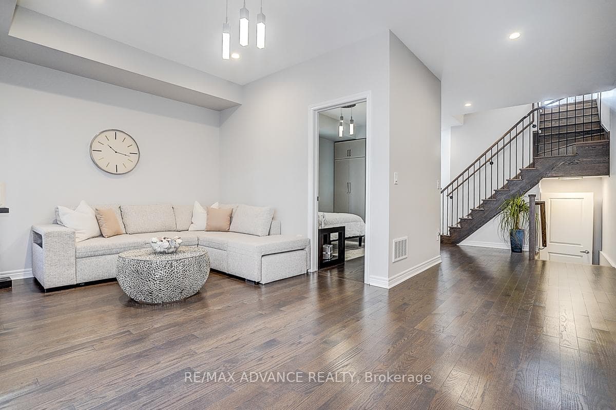 30 Laskin Drive photo 3