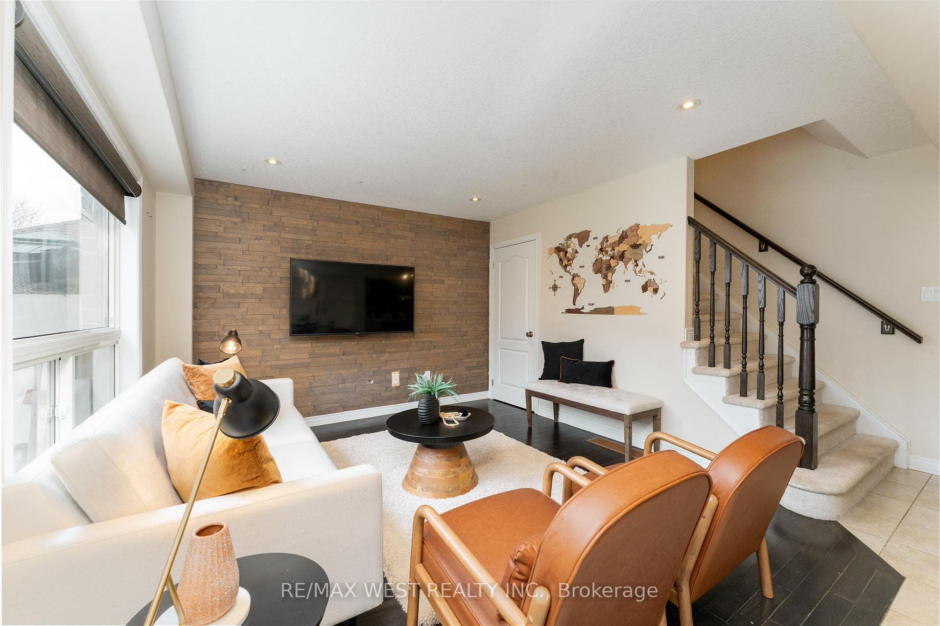 110 Banting Crescent photo 12