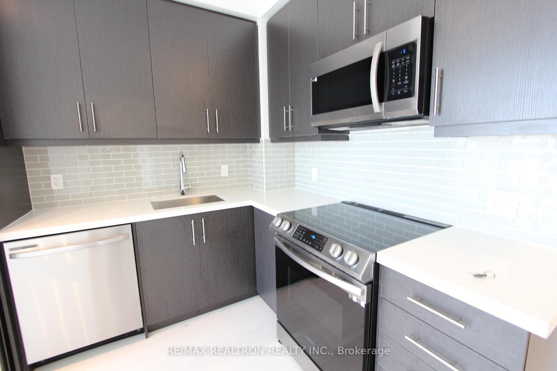 95 Oneida Crescent Unit 801 photo 5