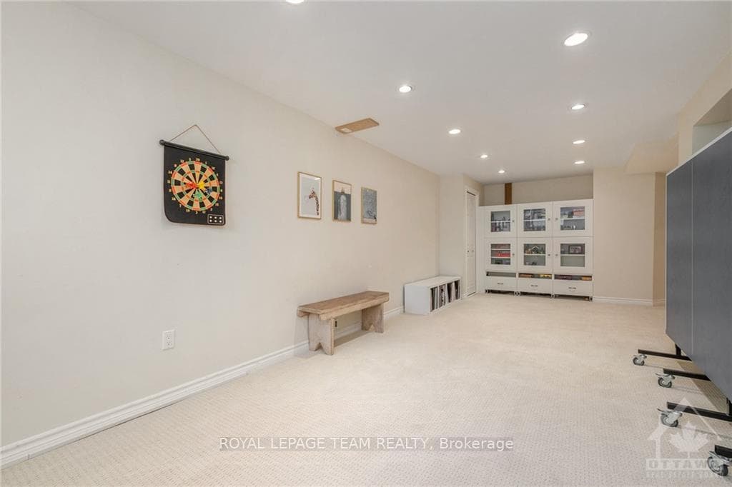 8 NEWBOROUGH Crescent photo 25