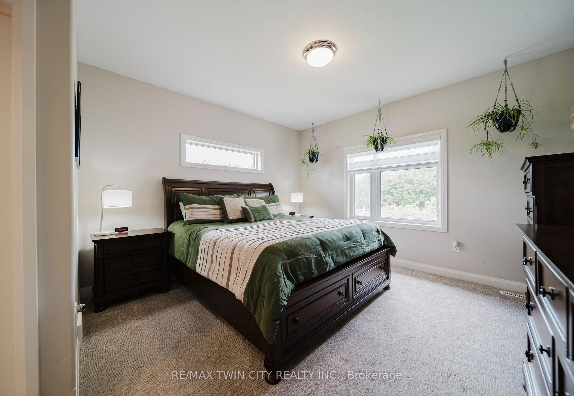82 Rowe Avenue photo 24