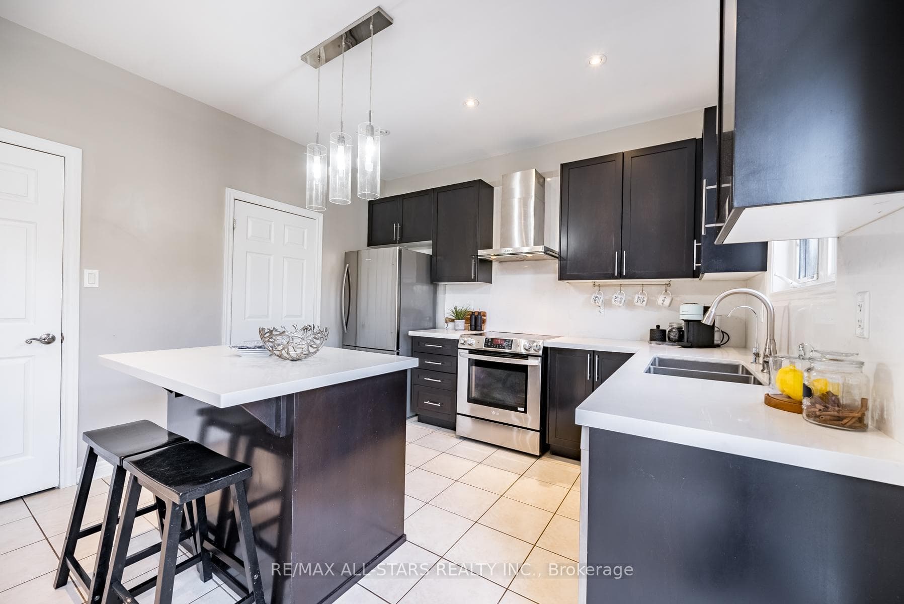 53 Maplebank Crescent photo 12