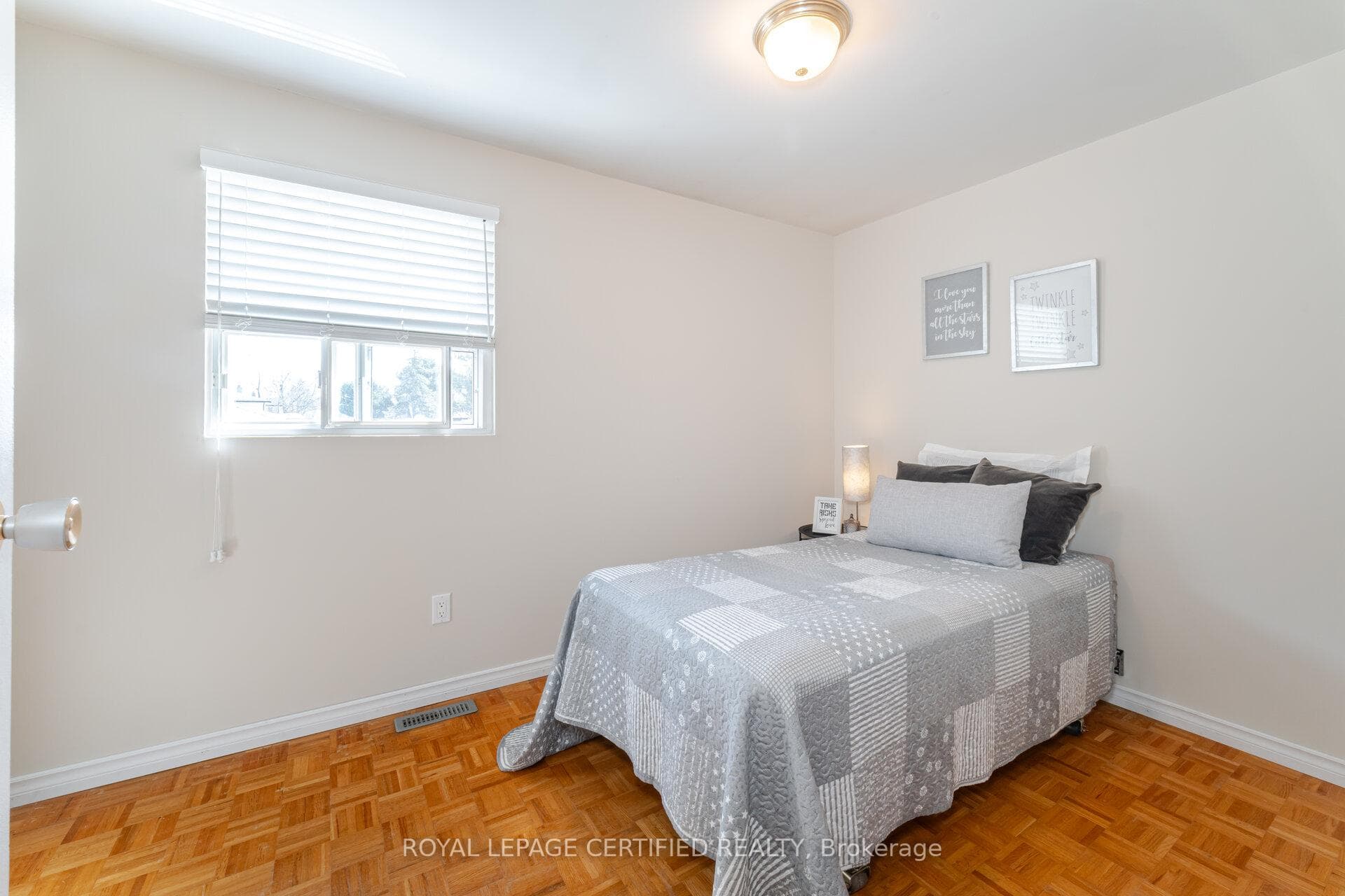 12 Grovetree Place photo 24