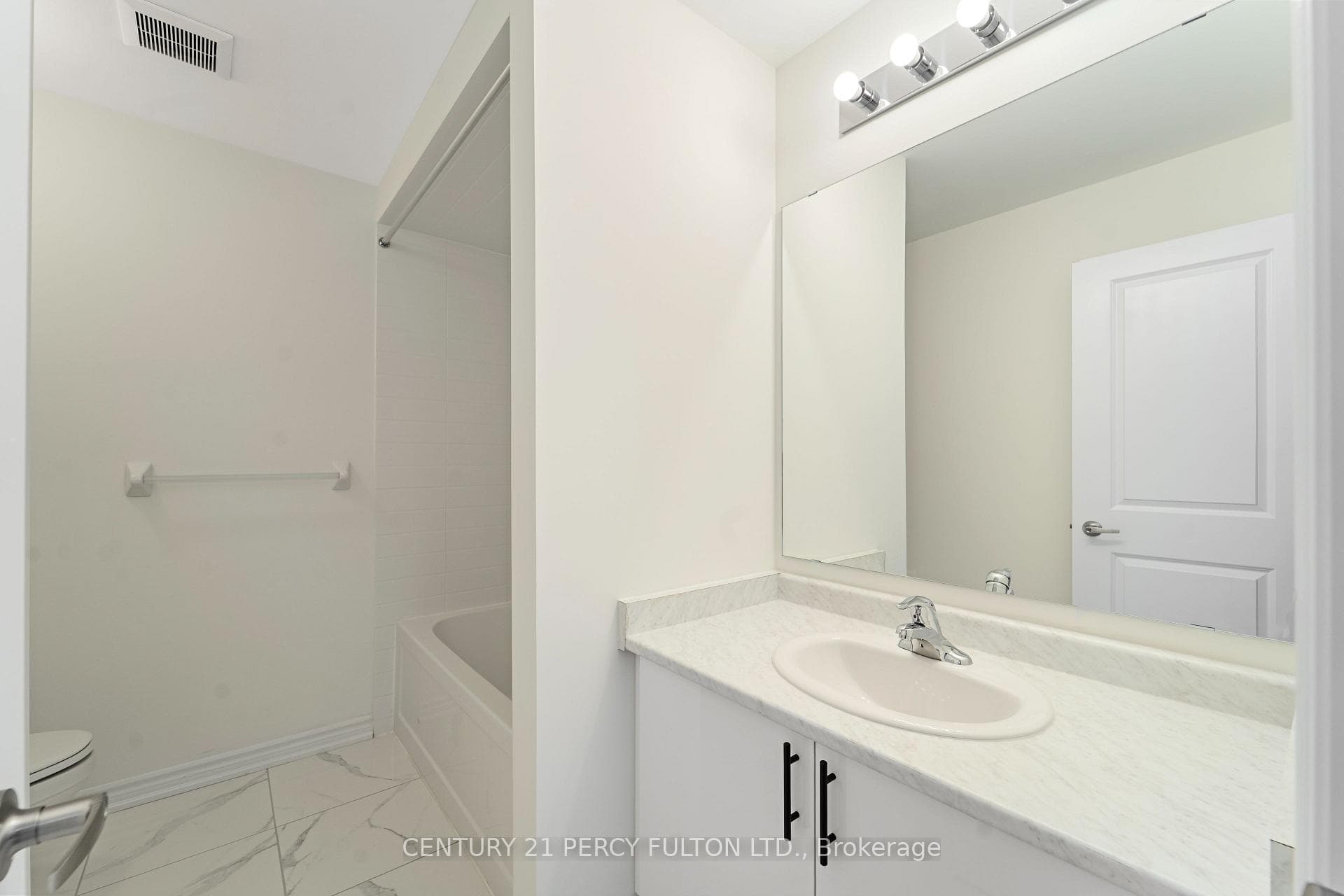 39 Watts Mews photo 22