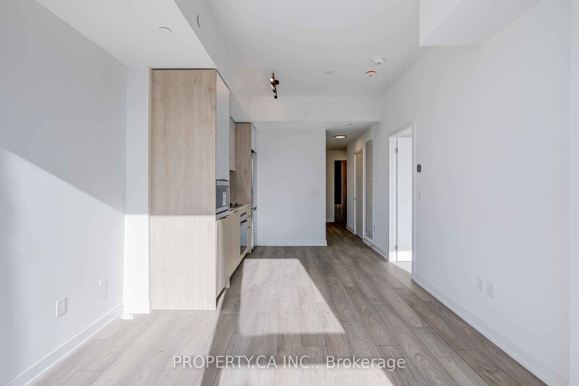 1007 The Queensway N/A Unit 526 photo 5