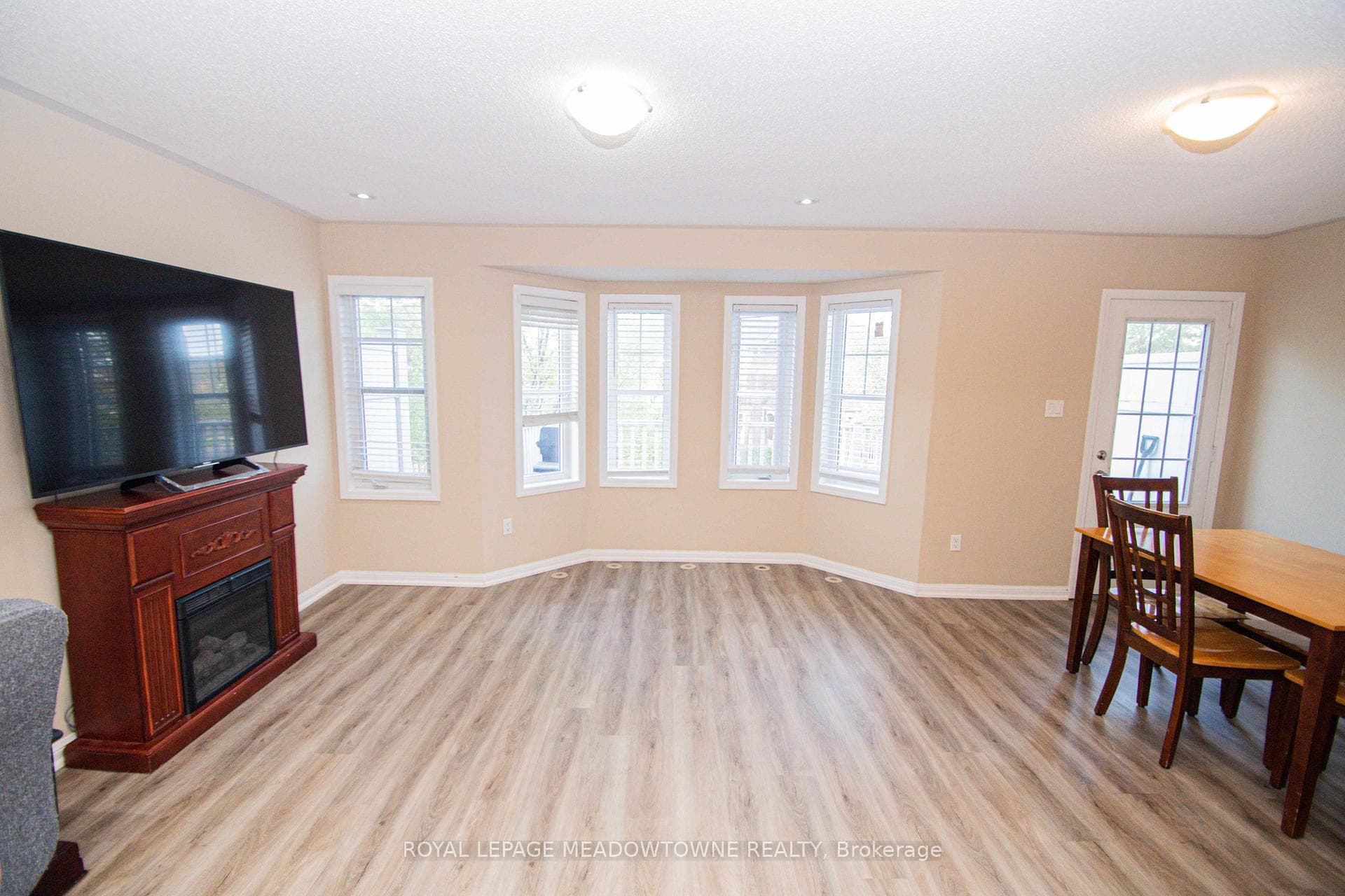 946 Burgess Gardens photo 5