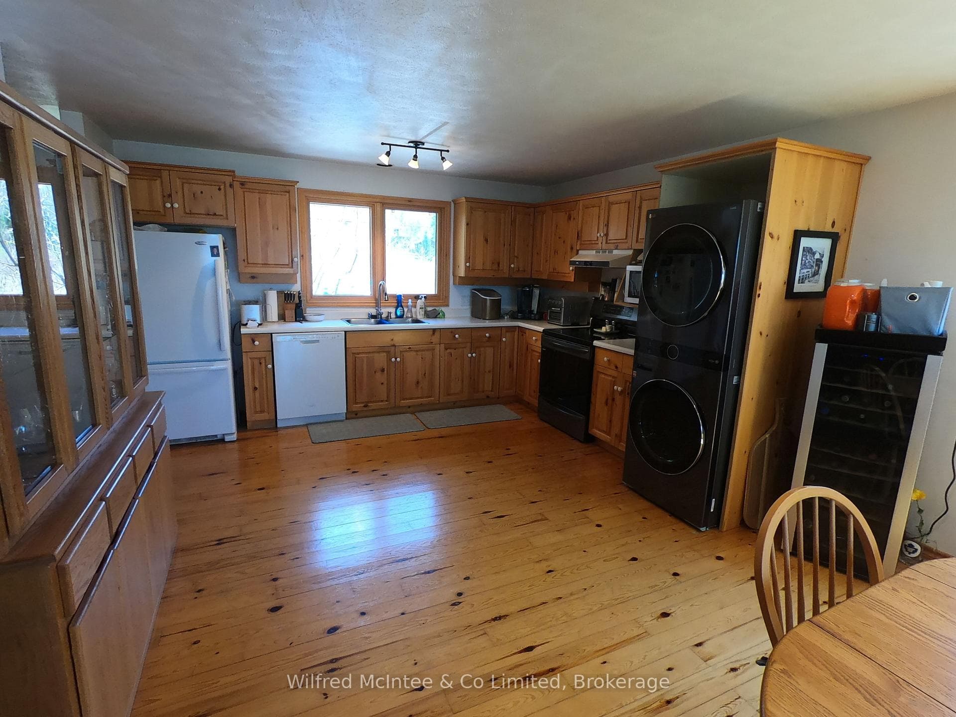 Spacious working kitchen with dining area
