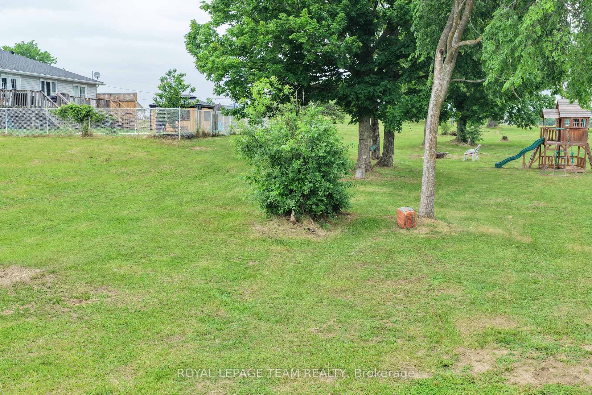 Play structure to the right included!