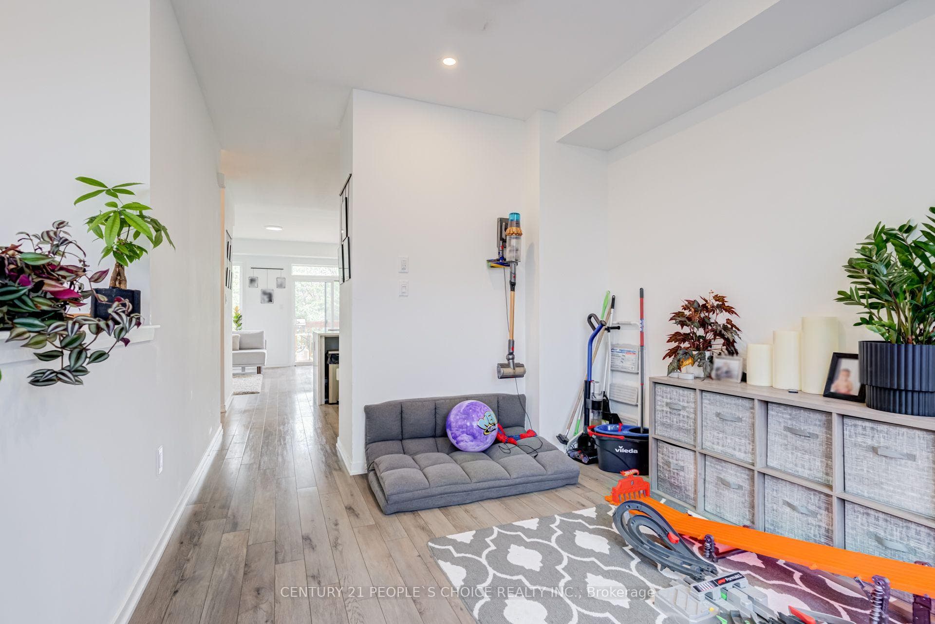 725 Heathrow Path photo 15