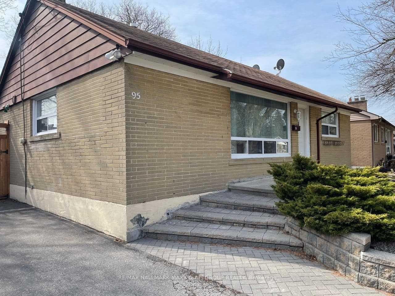 95 Cartier Crescent Unit Main photo 2