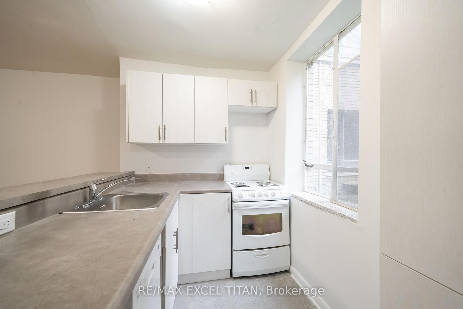 77 Erskine Avenue Unit 110 photo 5