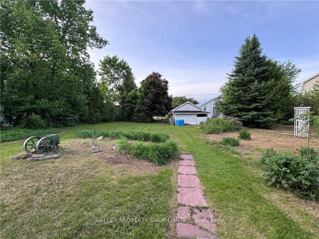 1136 VICTORIA Street photo 22