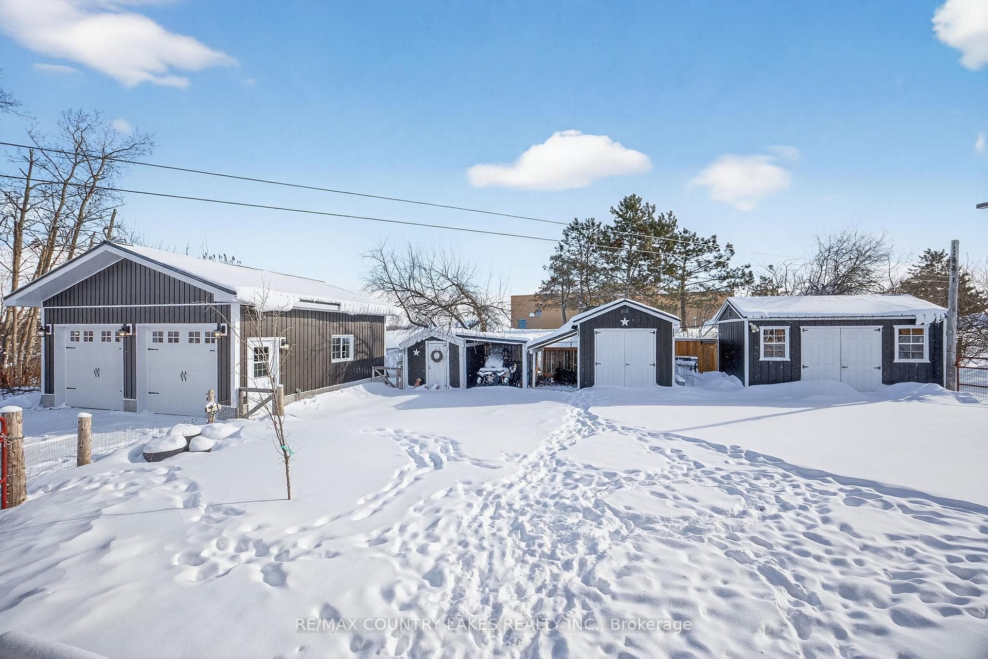 672 Simcoe Street photo 42