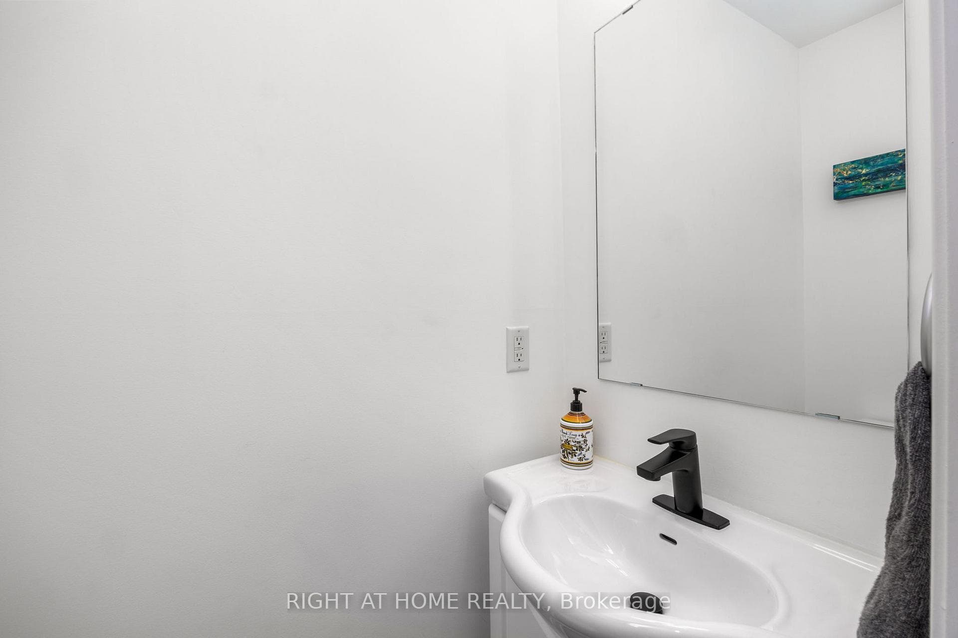 1011 Dundas Street photo 24