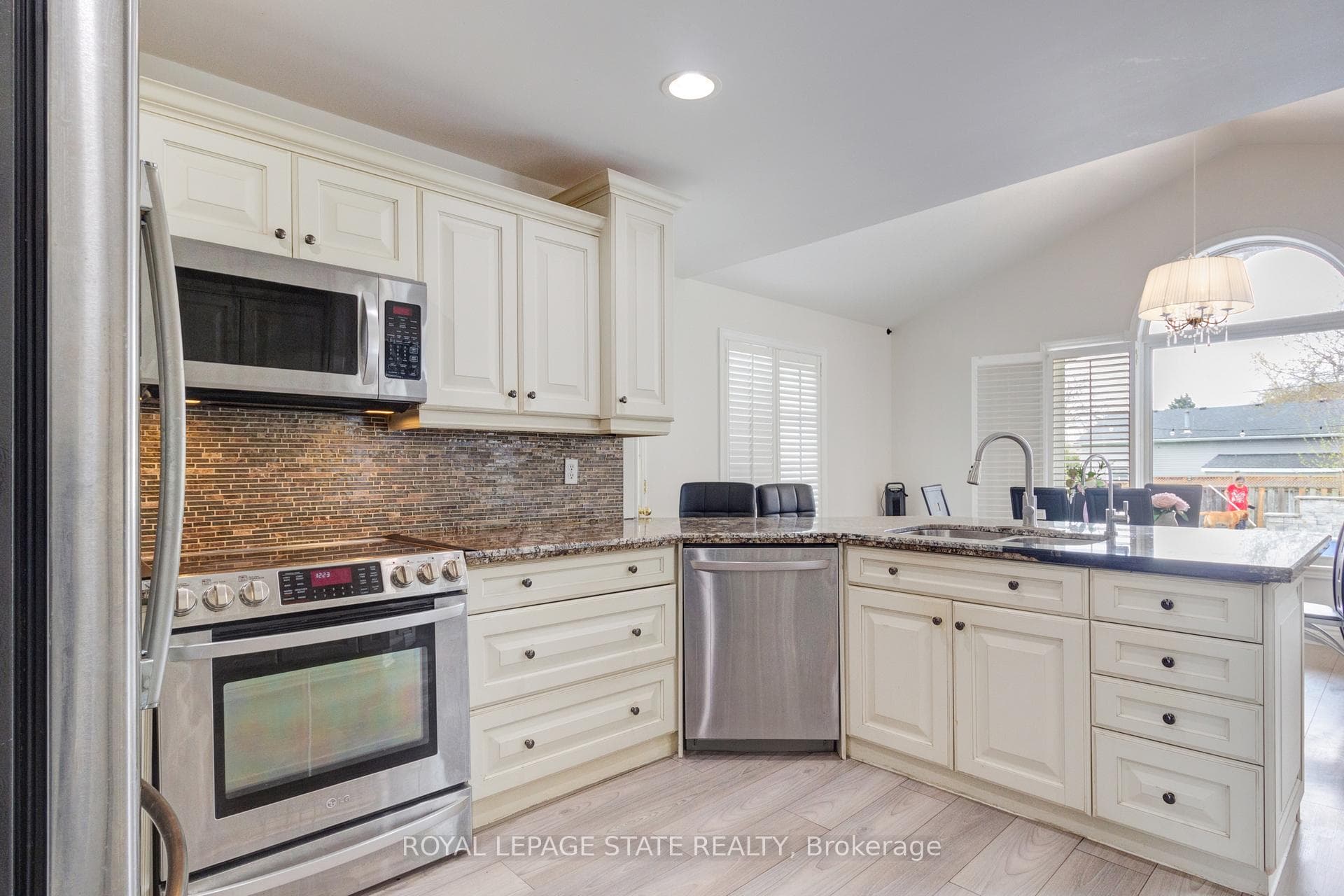 86 Margaret Avenue photo 9