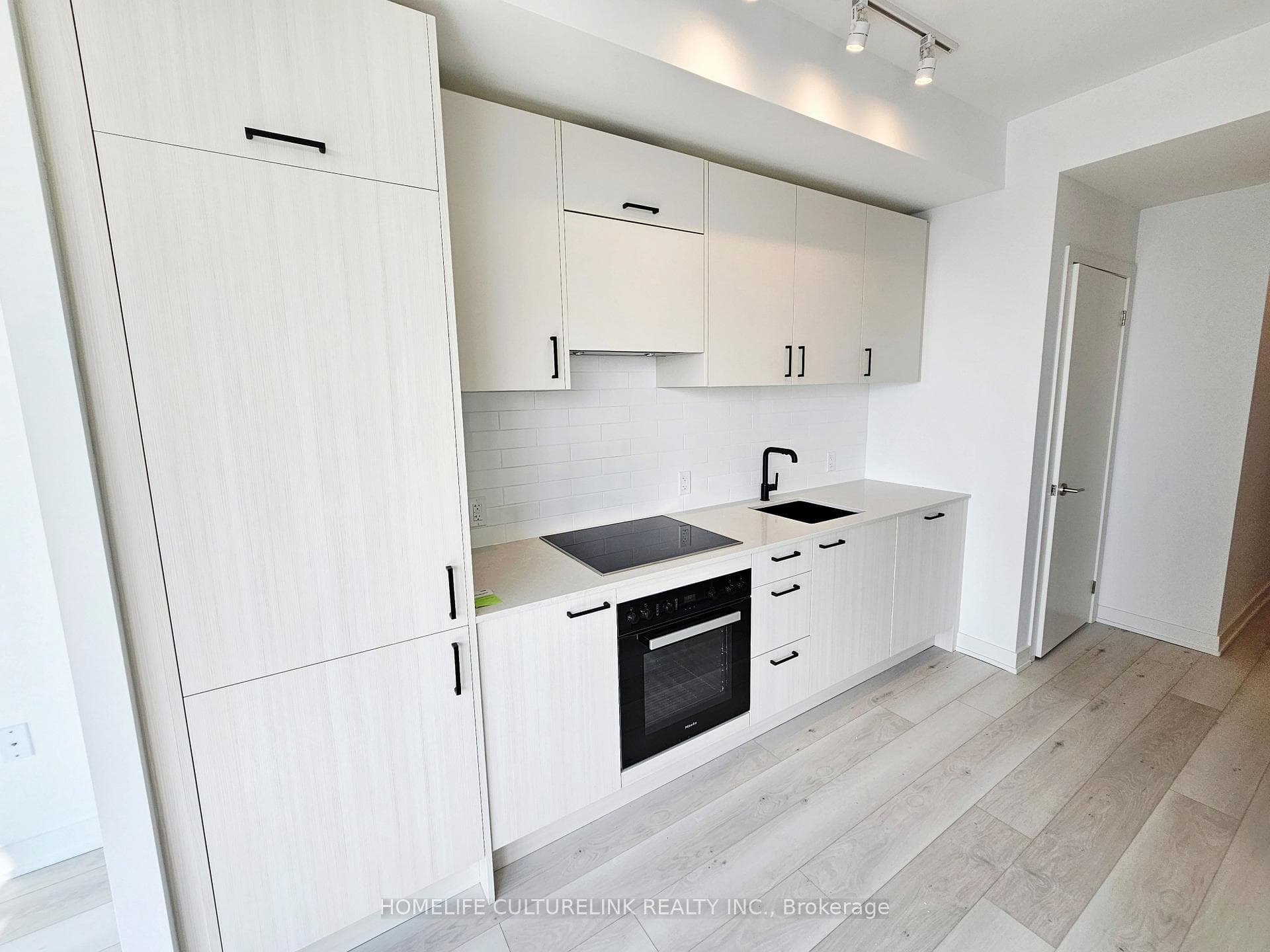 1 Quarrington Lane Unit 1704 photo 3