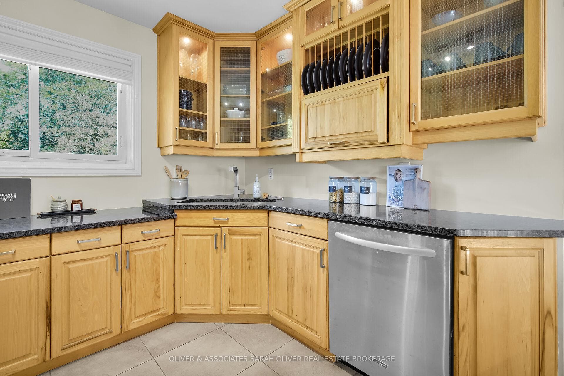 Gourmet Kitchen glass door features, plate feature
