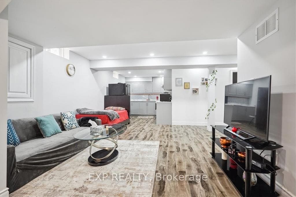 125 Lampman Drive photo 32