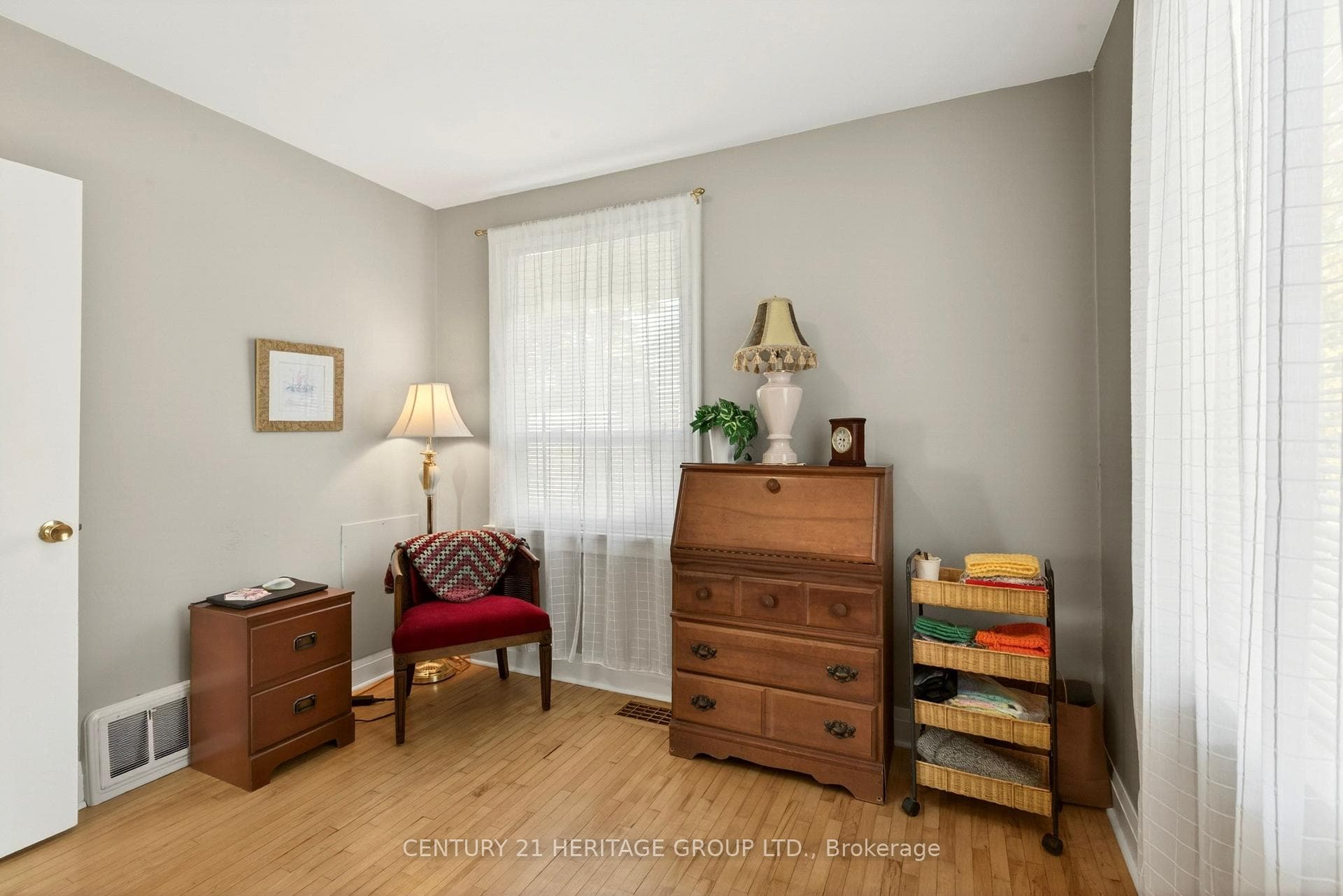 944 Garth Street photo 24