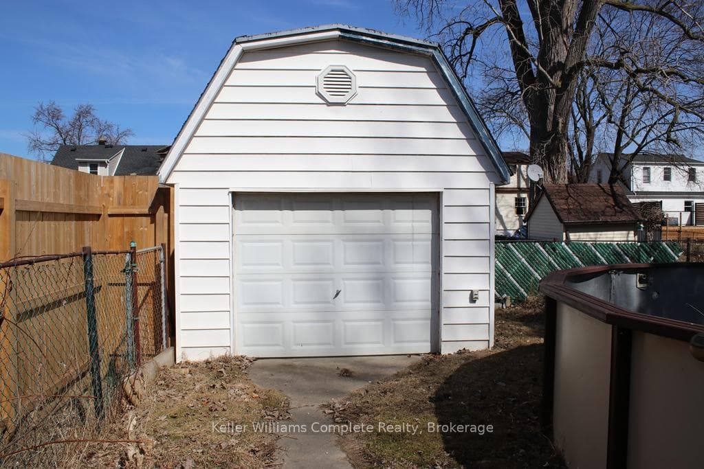 682 Hall Street photo 23