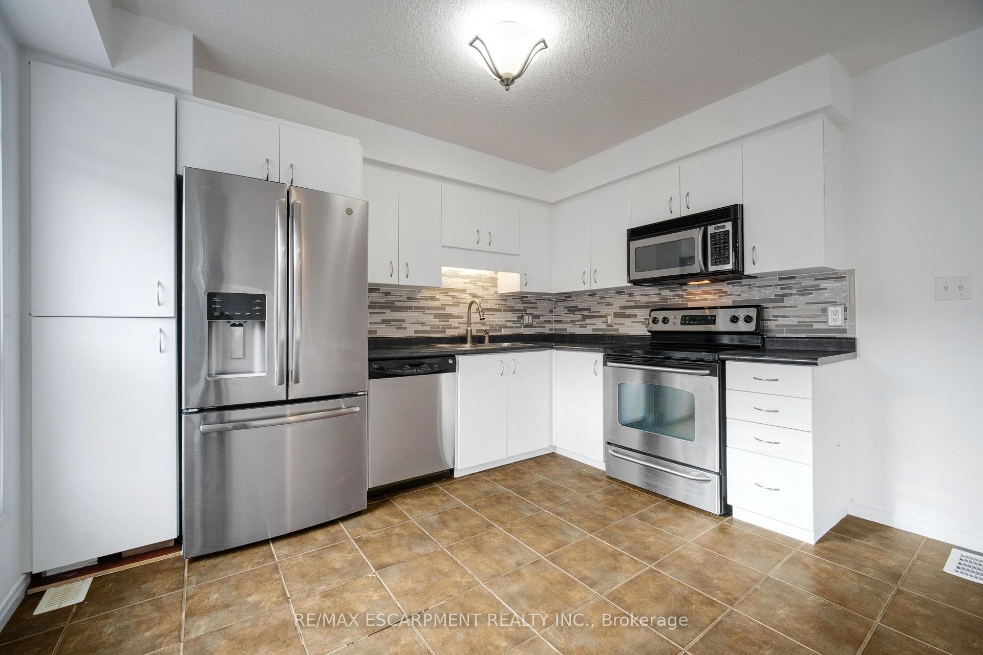 284 Sophia Crescent photo 16