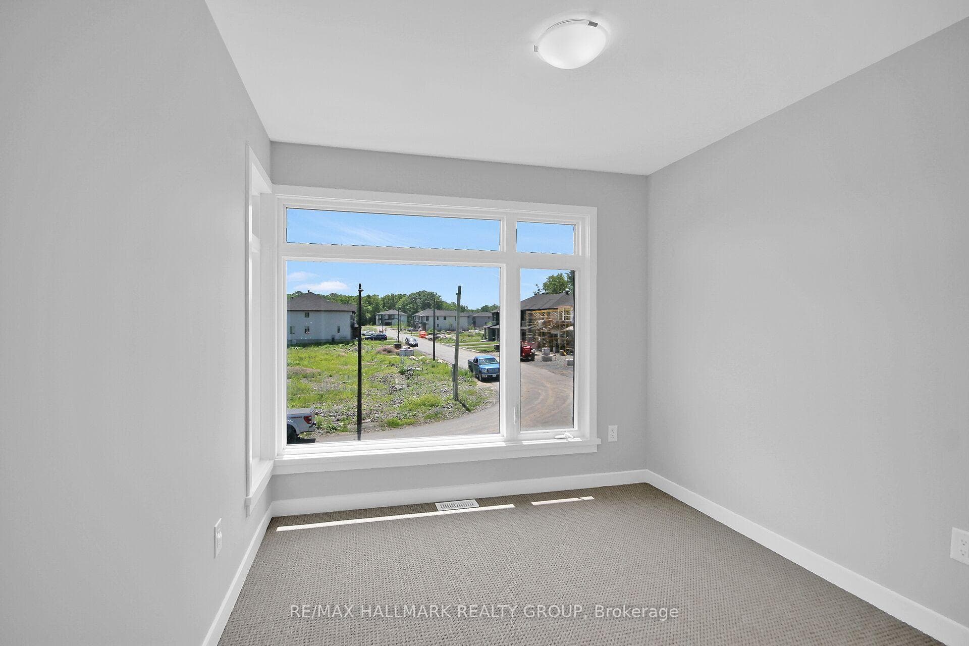 749 NEWSTEAD Crescent photo 37