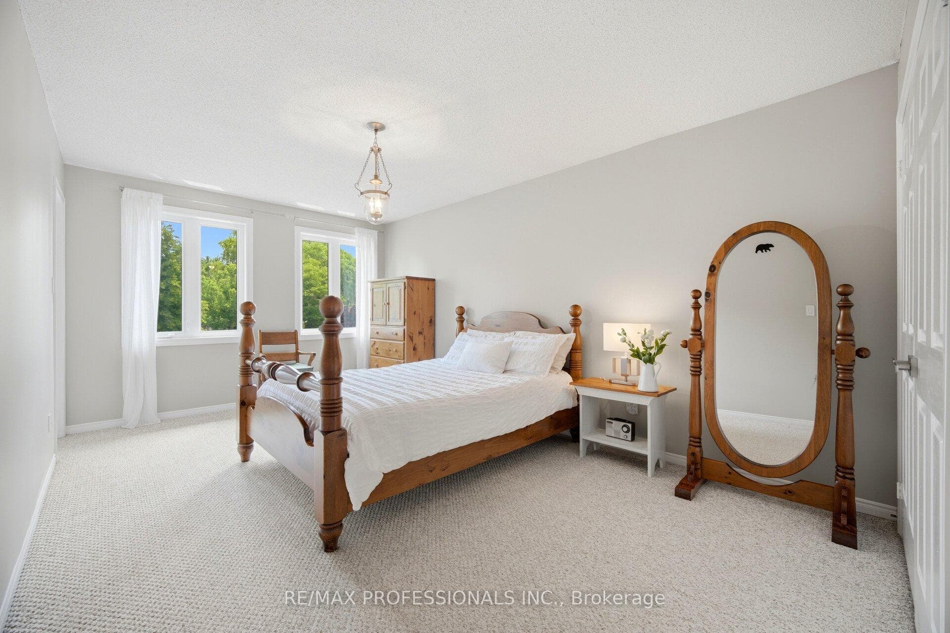 18 Kingfisher Court photo 32