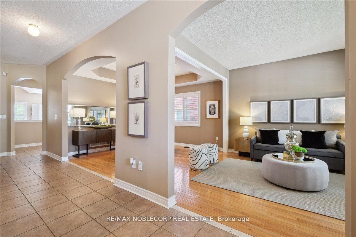 17 Aristocrat Road photo 5