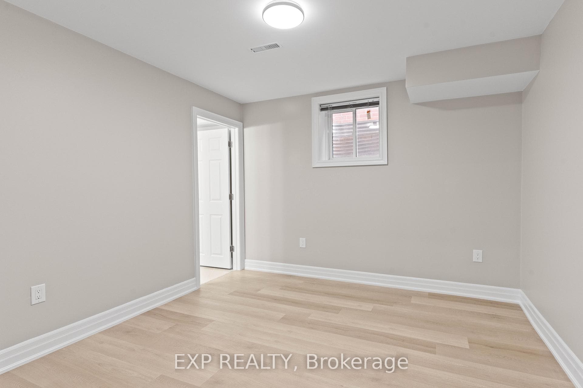 71 Little Britain Crescent photo 9