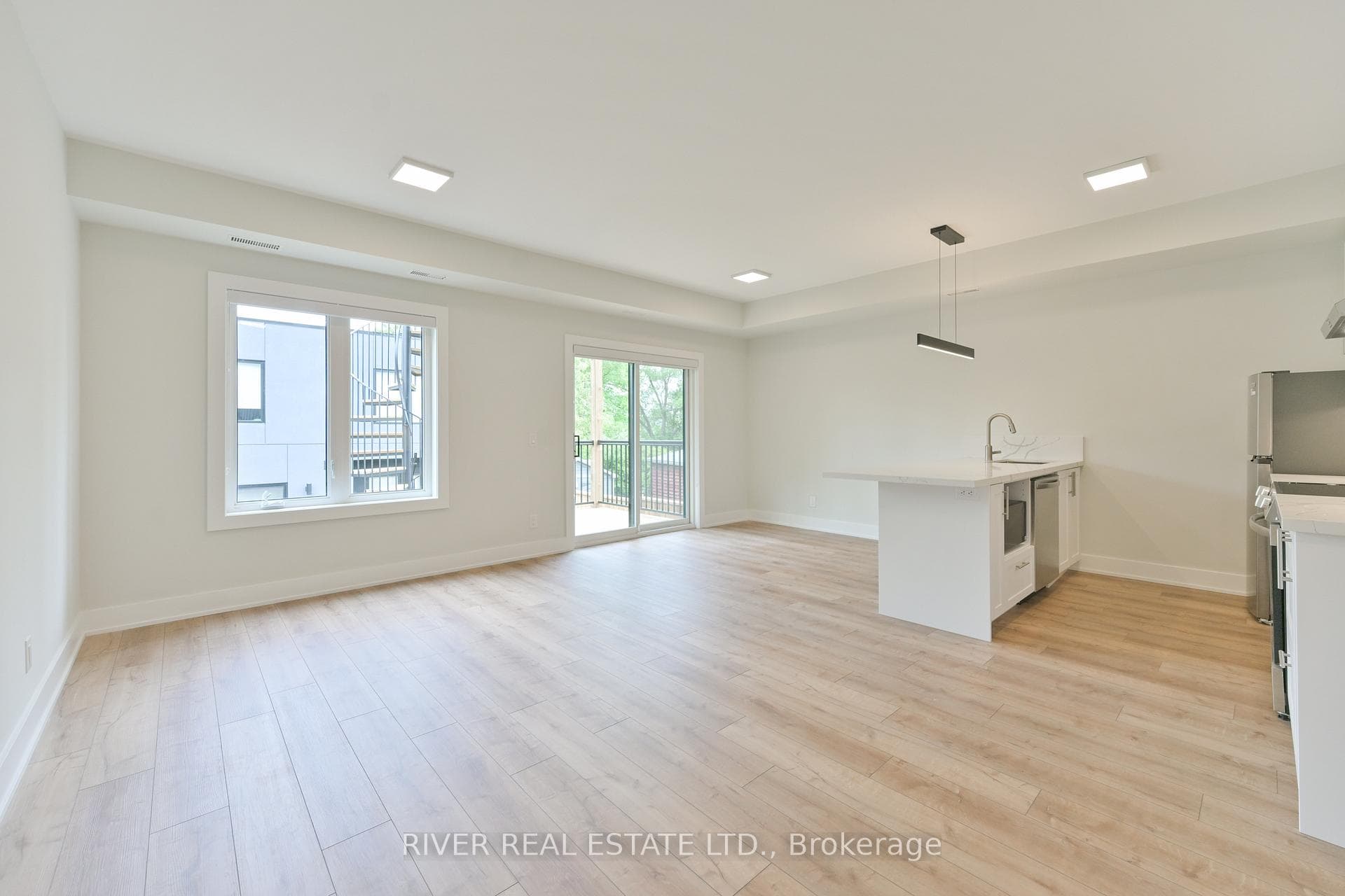 2420 Gerrard Street Unit 2 photo 6
