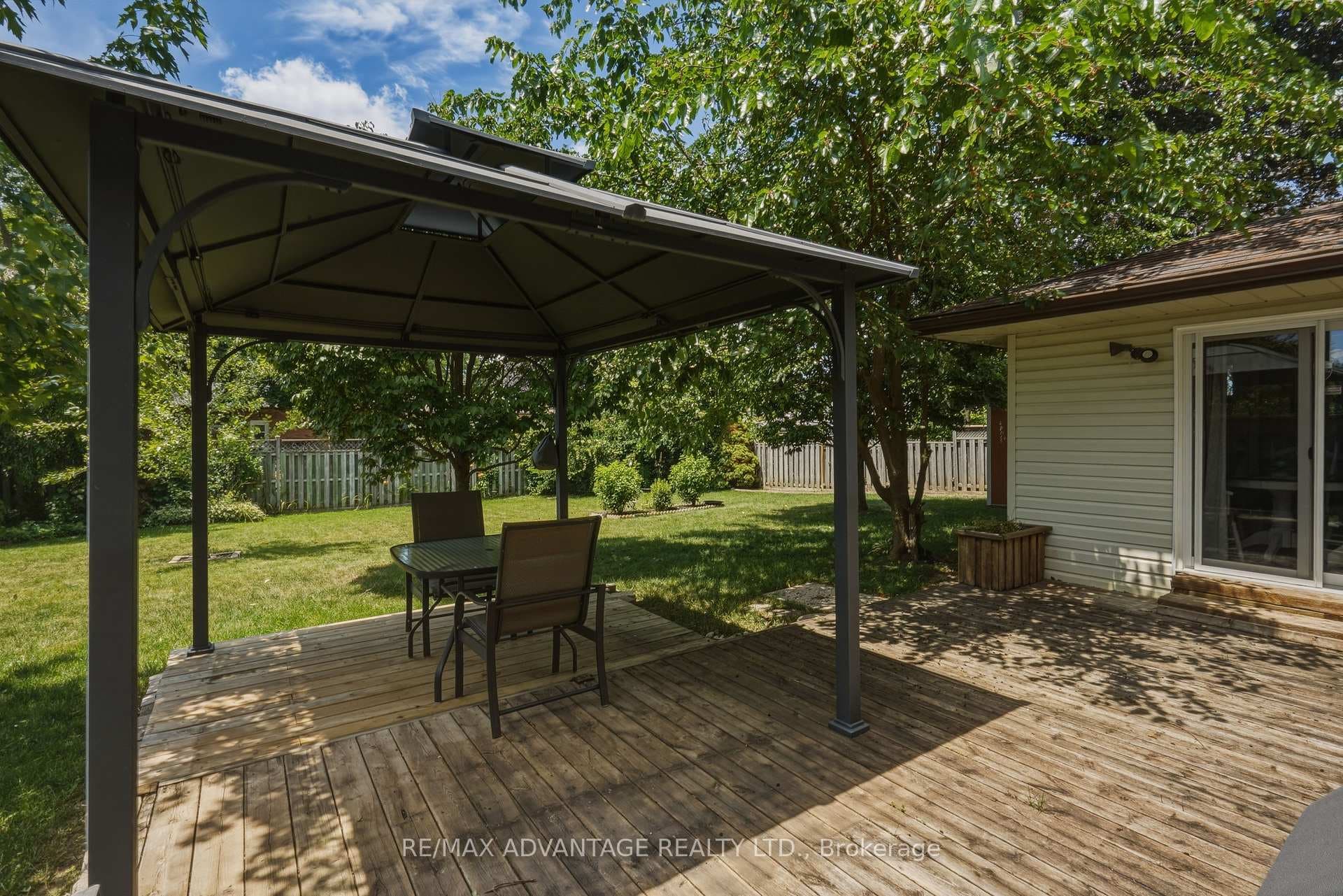 120 Champlain Crescent photo 39