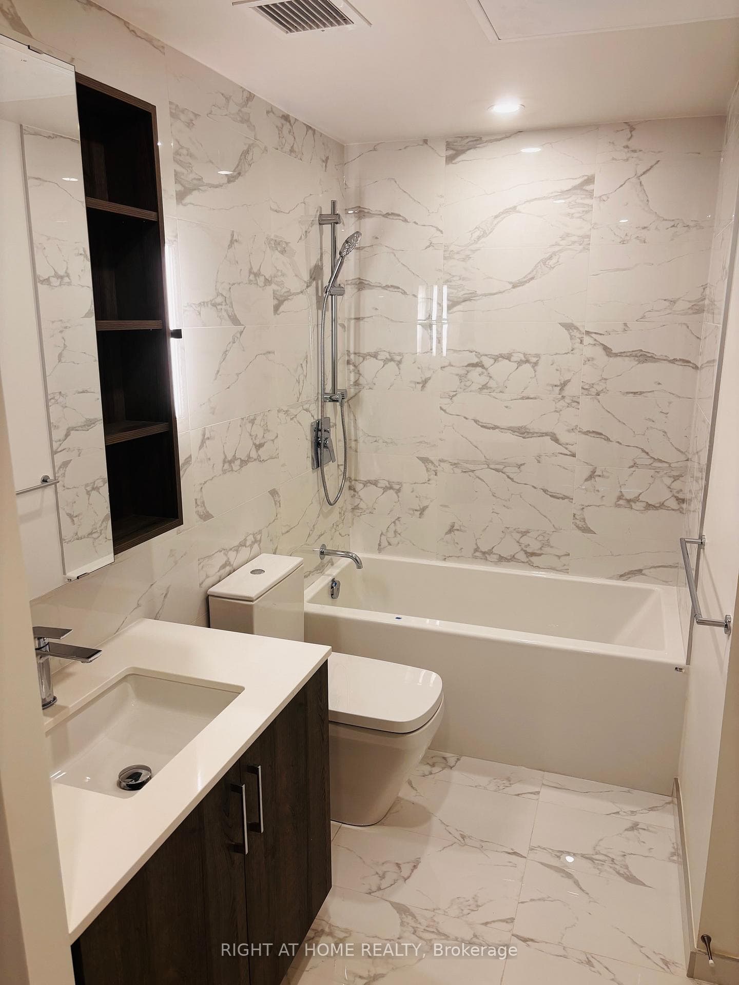 689 The Queensway N/A Unit 512 photo 9