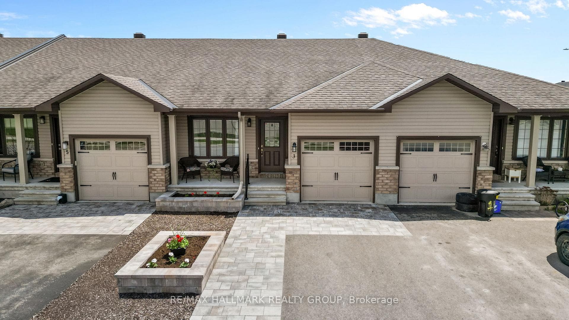 Beautiful bungalow townhouse with curb appeal.