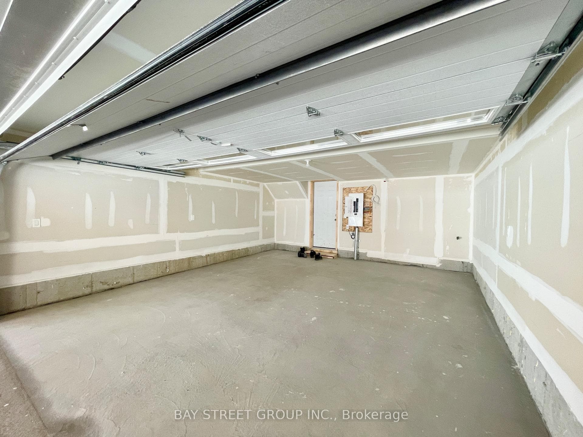 11814 Tenth Line photo 20