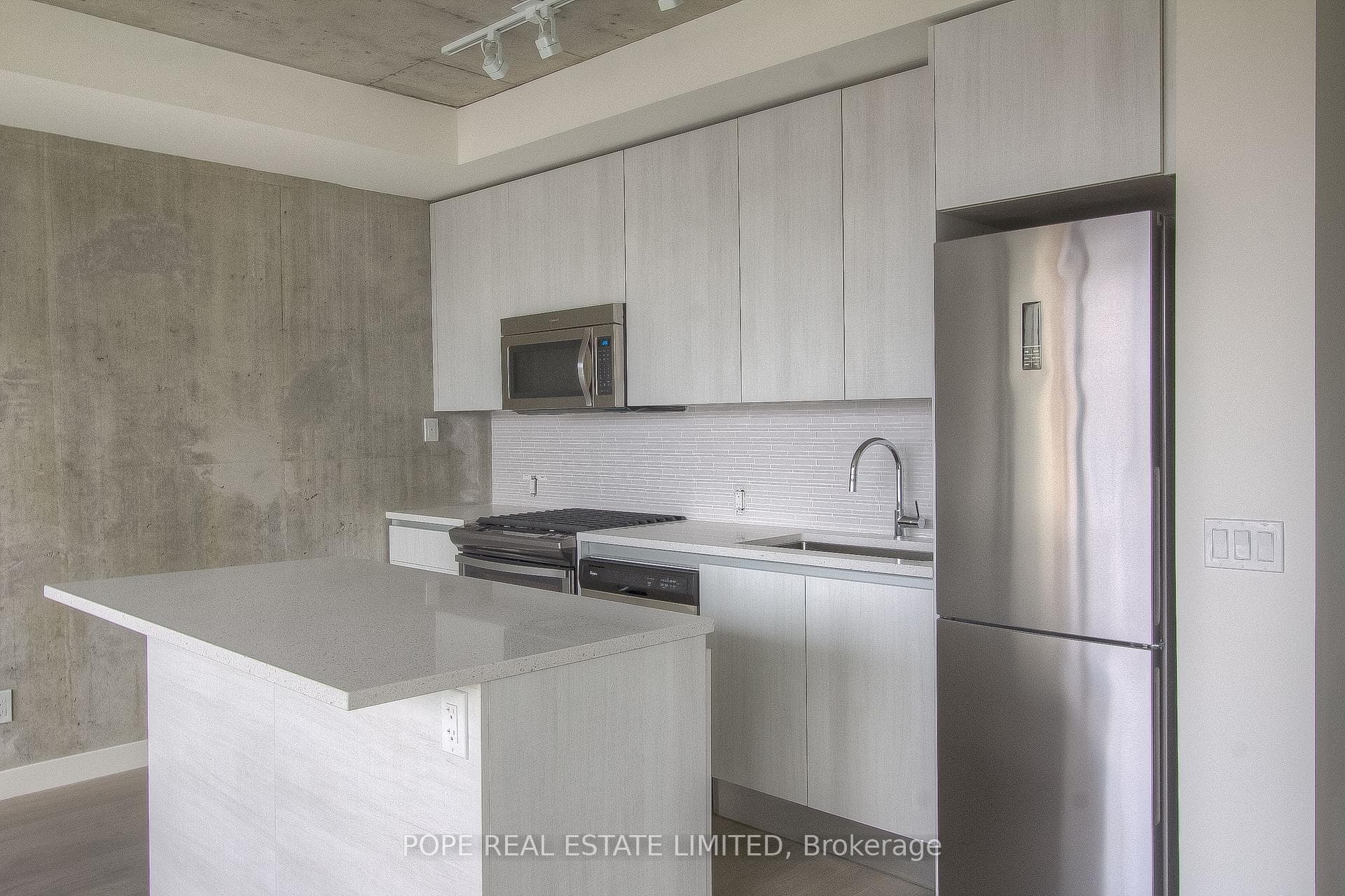 111 Bathurst Street Unit 709 photo 6
