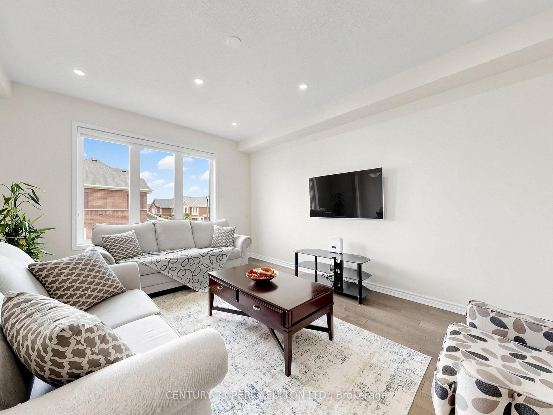2715 Sapphire Drive photo 3