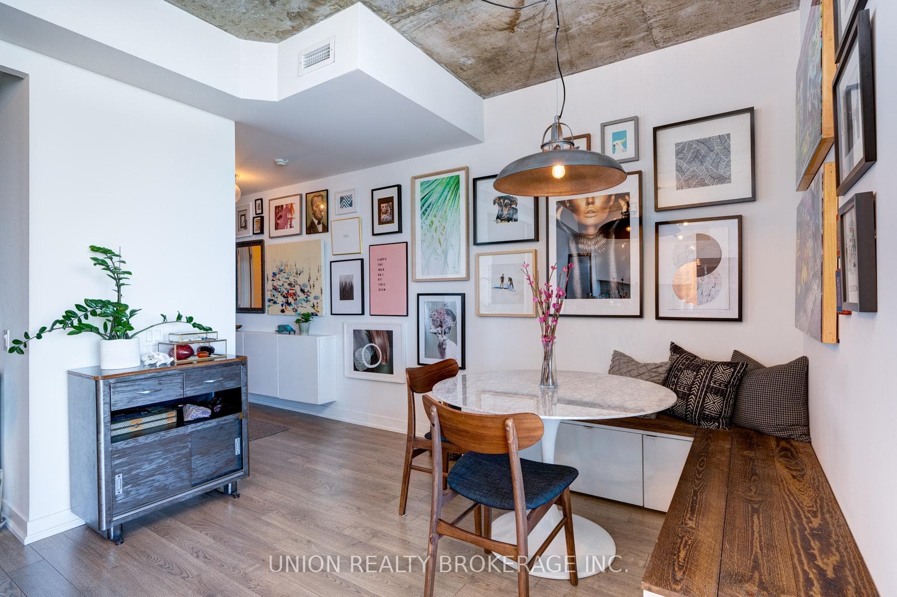 Den/dining nook