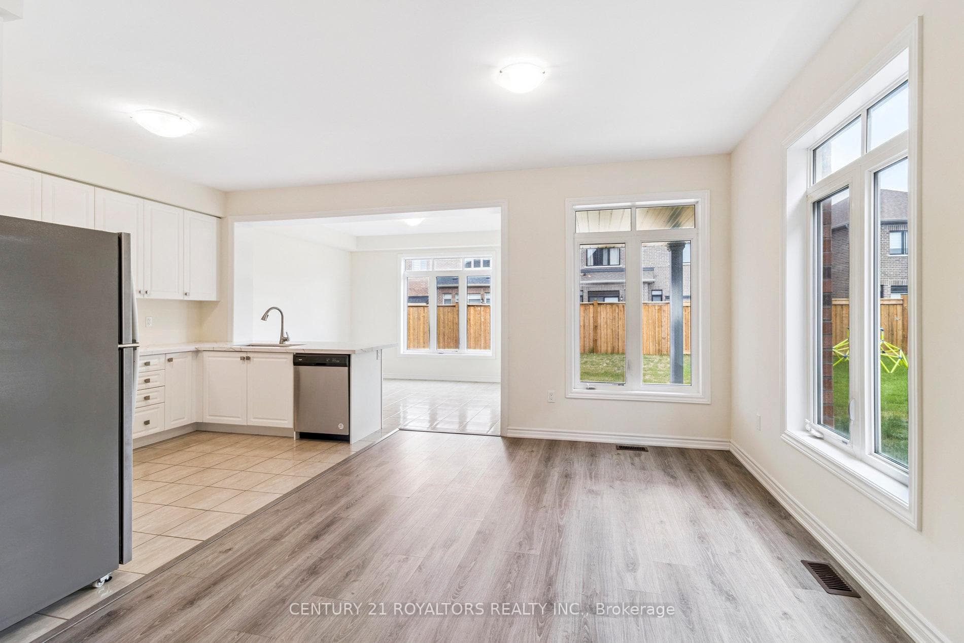 25 Ferragine Crescent photo 12