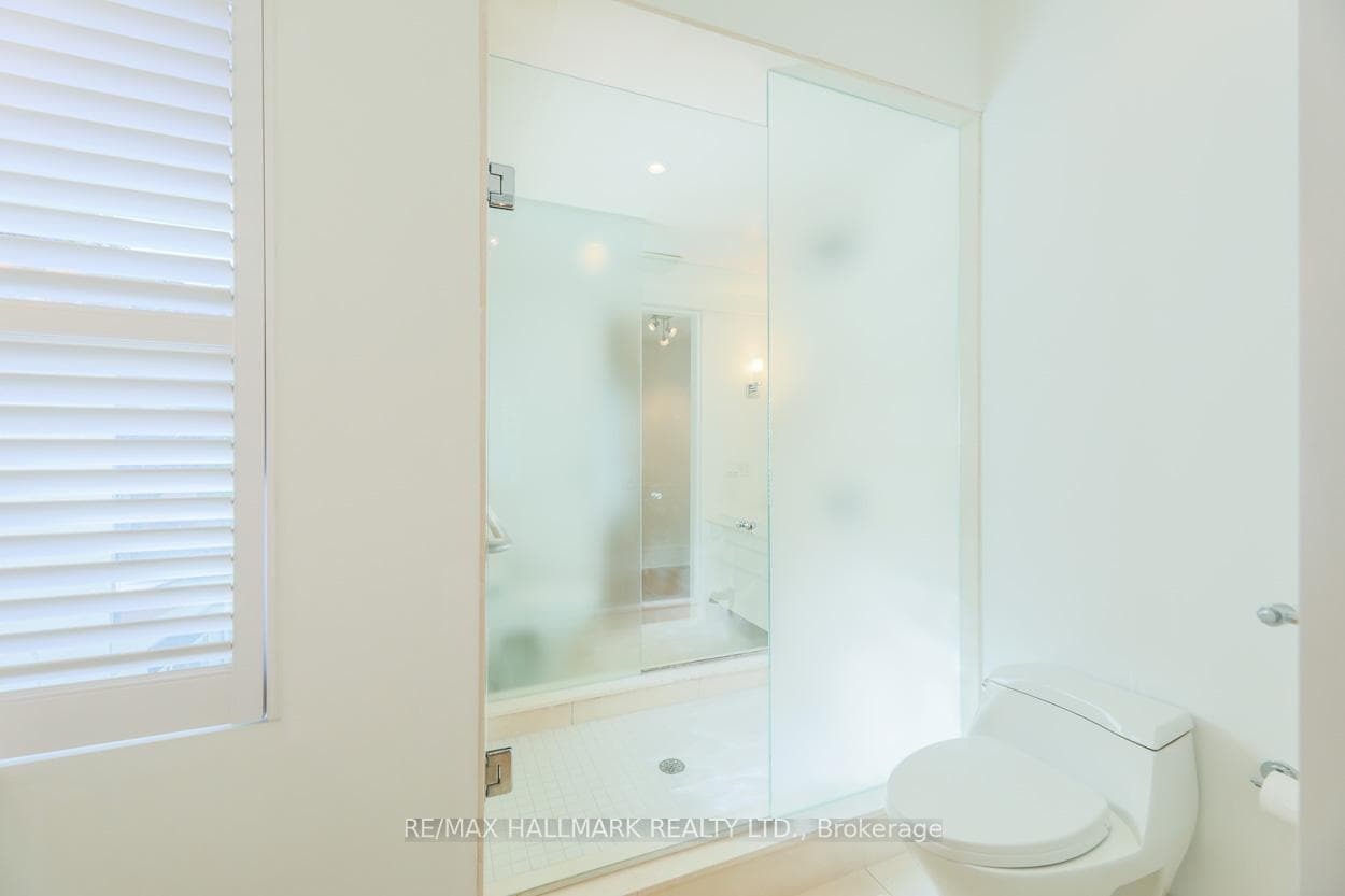 101 Pears Avenue photo 25