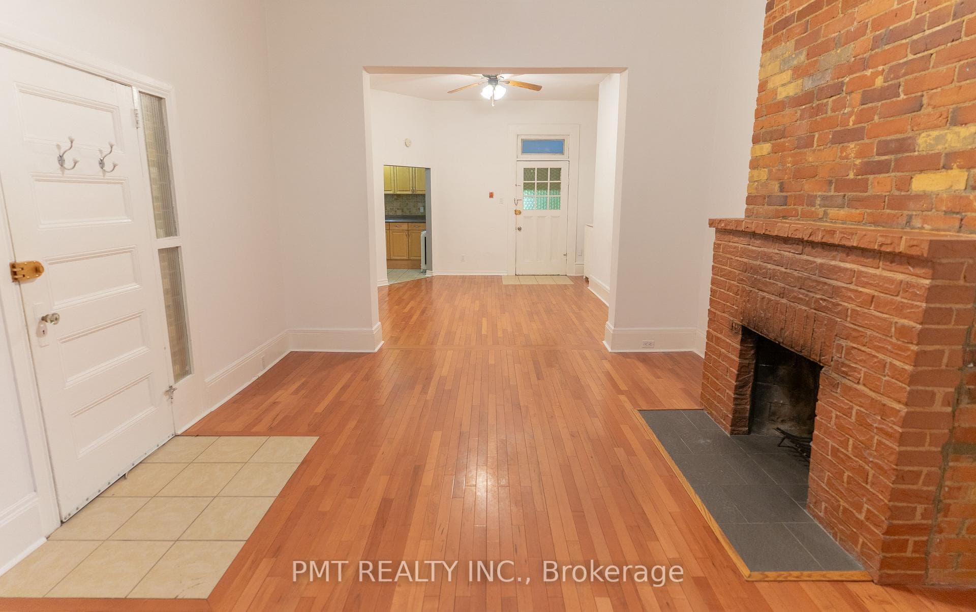 47 Huntley Street Unit Lower photo 4