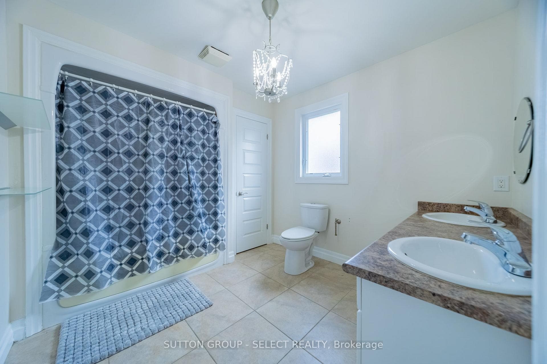 Upper Level 5 Pc Bath