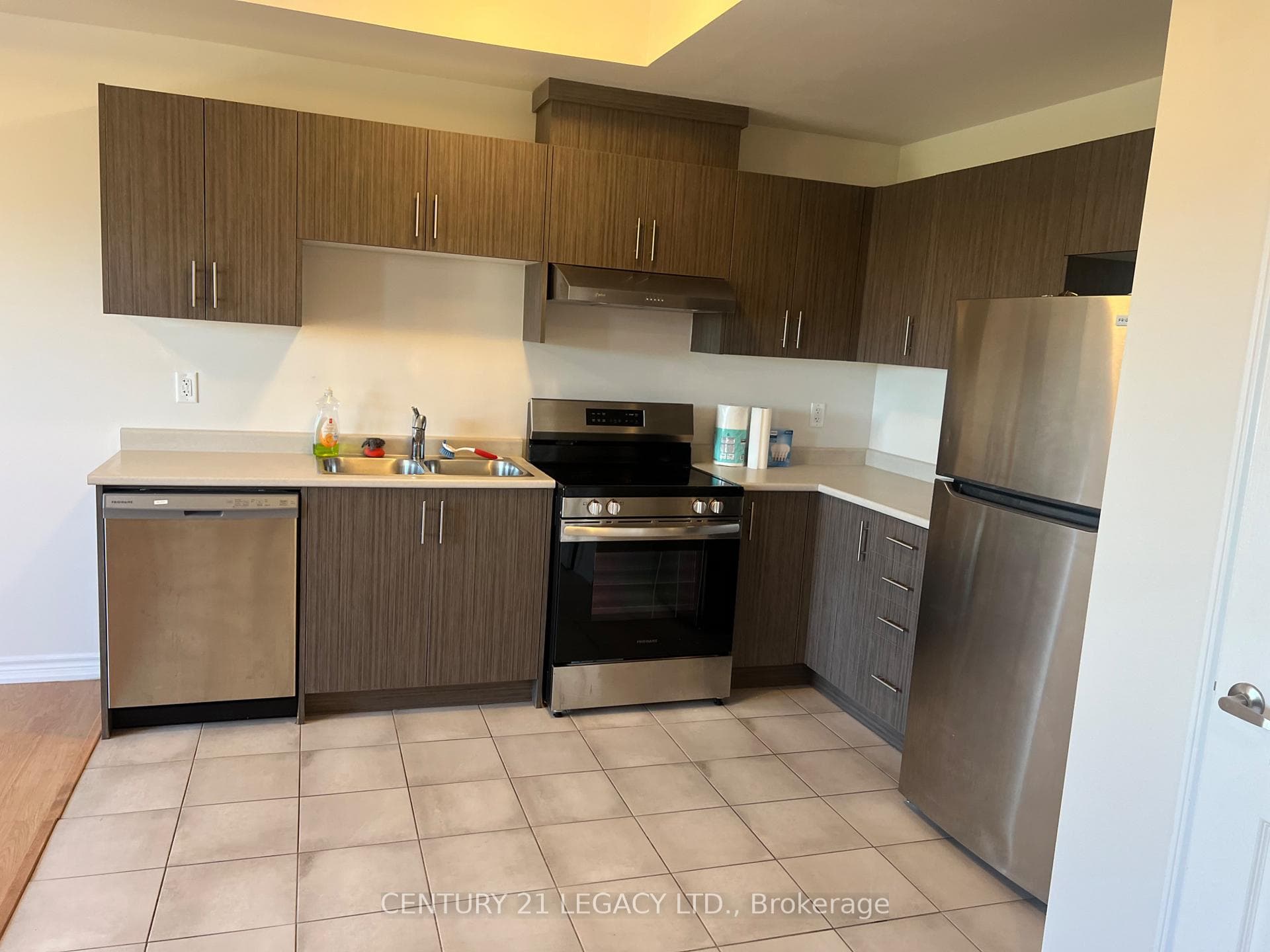 1530 Bloor Street photo 5